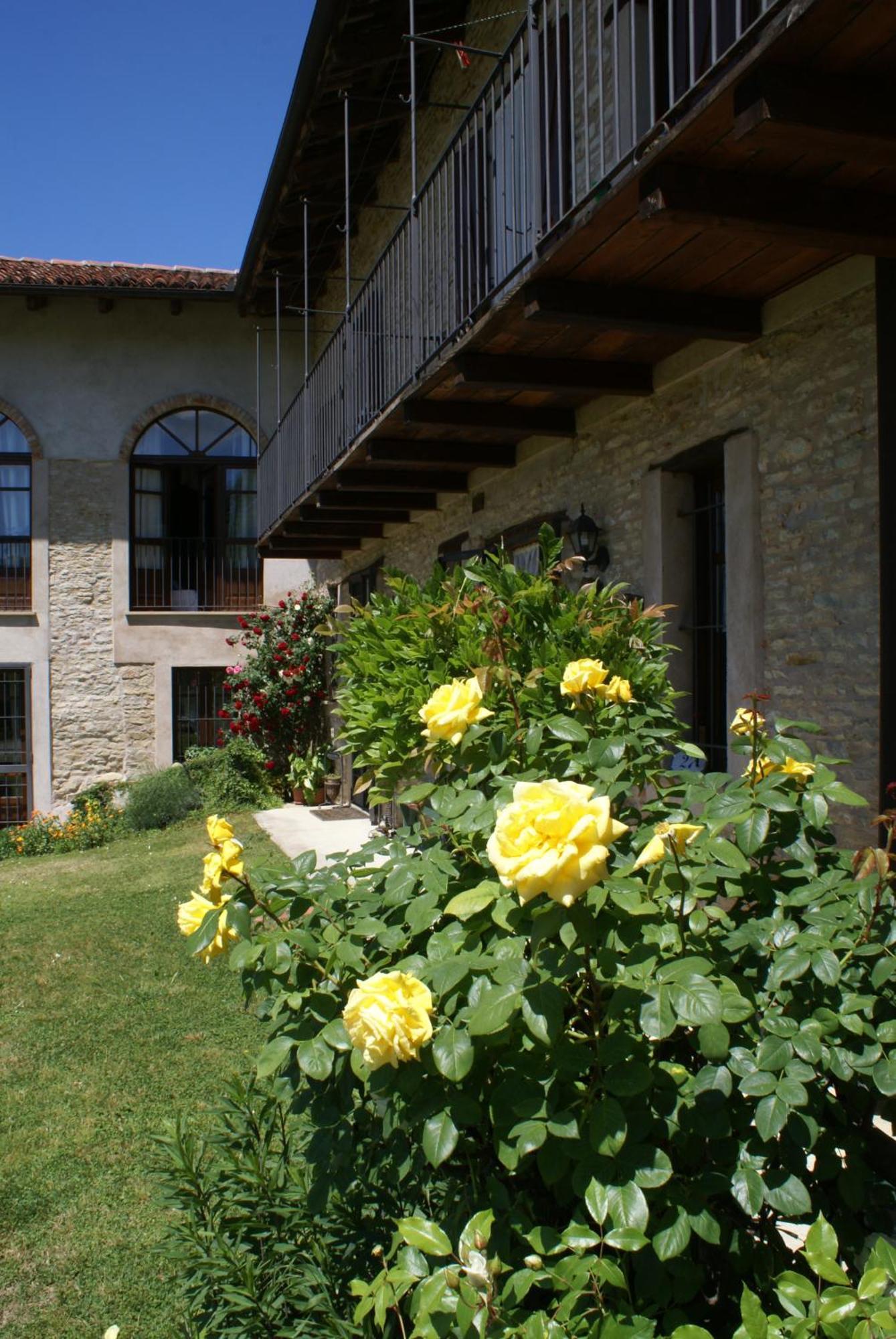 Casa Branzele Bed & Breakfast Trezzo Tinella Bagian luar foto